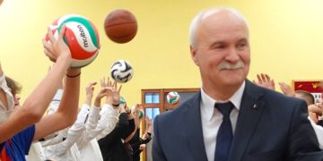 „Twój nowy tytuł: emeryt. Twoja nowa misja: cieszyć się każdym dniem”