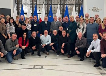 Mundurowi na wycieczce. Policjanci zwiedzili Sejm