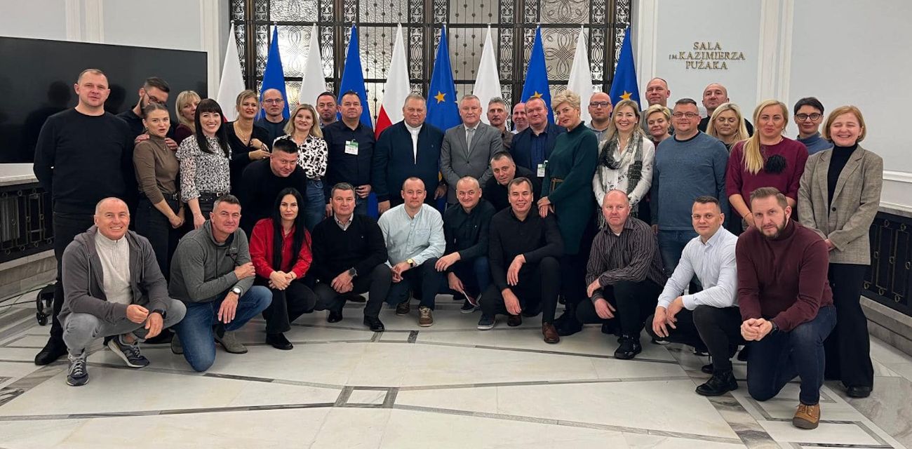 Mundurowi na wycieczce. Policjanci zwiedzili Sejm