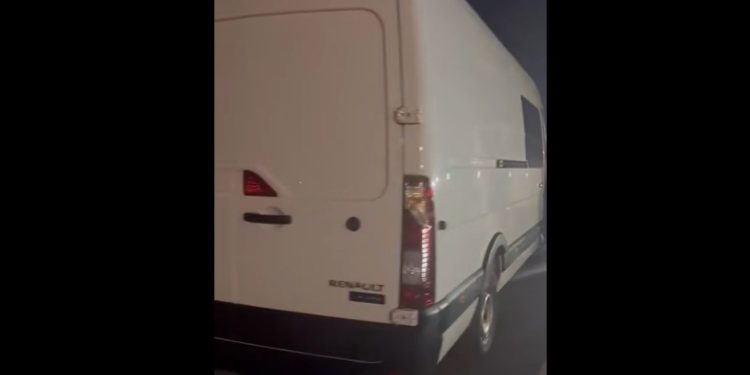 Kradzież busa w Strzałkowie. „Podeszło dwóch mężczyzn w kominiarkach”