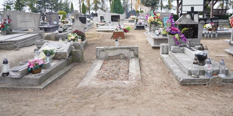 Kto zniszczył nagrobki? Proboszcz tłumaczy