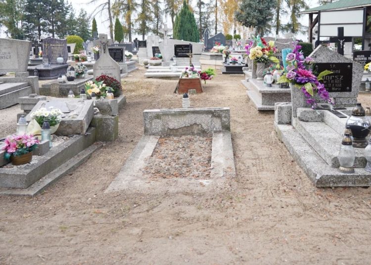 Kto zniszczył nagrobki? Proboszcz tłumaczy