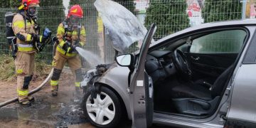 Pożar w Piotrowicach. Zapalił się samochód