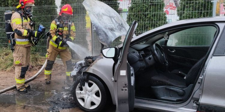 Pożar w Piotrowicach. Zapalił się samochód