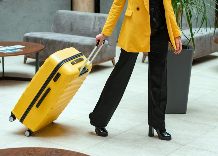 walizka podróżna na 4 kółkach żółta