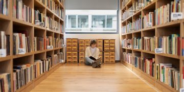 Biblioteka szkolna jako przestrzeń sprzyjająca wytchnieniu. Dlaczego jej aranżacja jest tak istotna?