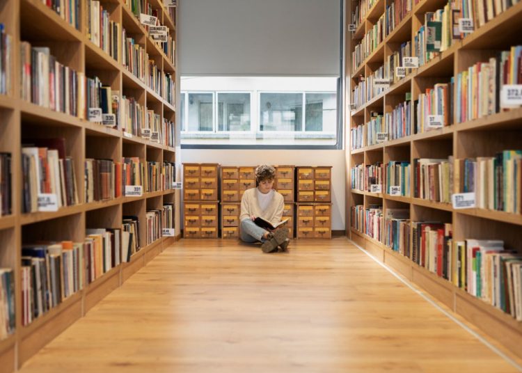 Biblioteka szkolna jako przestrzeń sprzyjająca wytchnieniu. Dlaczego jej aranżacja jest tak istotna?