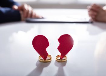 Rozwód przed świętami – jak radzić sobie z emocjami i podziałem majątku w tym trudnym czasie?