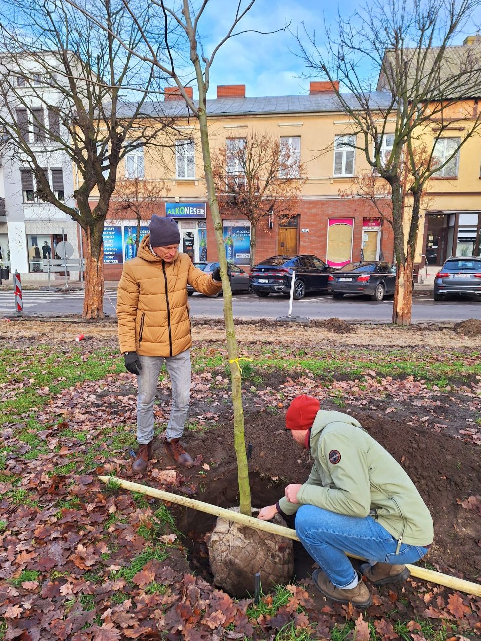 Burmistrz chwycił za szpadel. Dzieje się na rynku