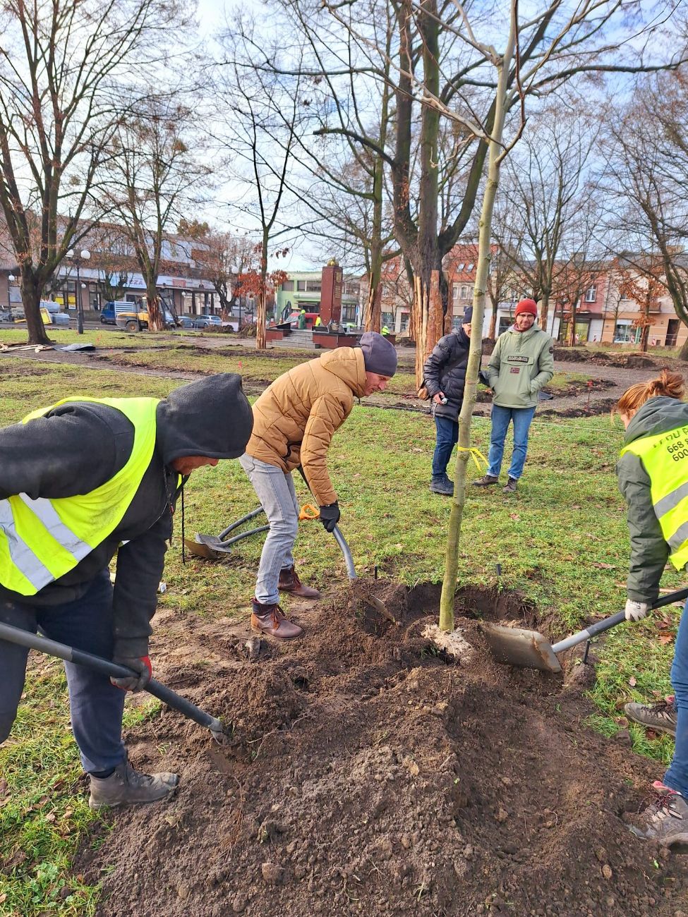 Burmistrz chwycił za szpadel. Dzieje się na rynku