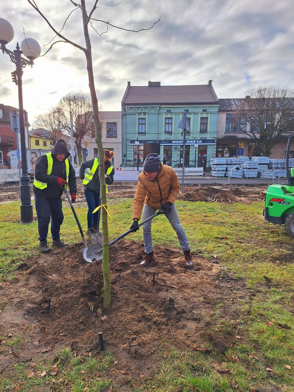 Burmistrz chwycił za szpadel. Dzieje się na rynku