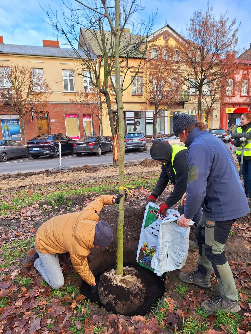 Burmistrz chwycił za szpadel. Dzieje się na rynku