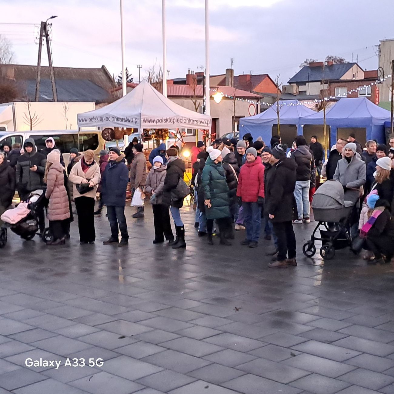 Fotorelacja z JARMARKU BOŻONARODZENIOWEGO na rynku w Lądku