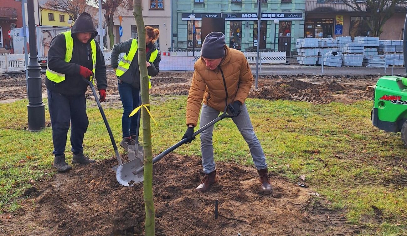 Burmistrz chwycił za szpadel. Dzieje się na rynku