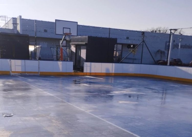 Lodowisko już powstaje. '”Trzymajcie kciuki”