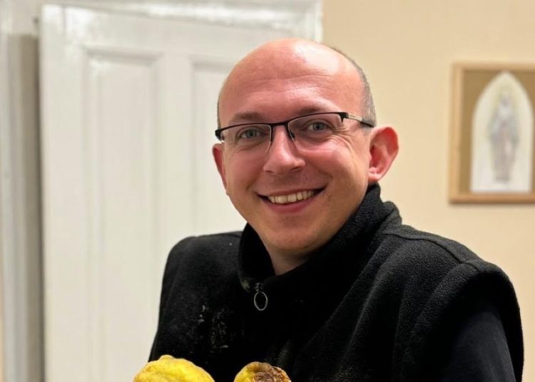 Całkowicie zmienił swe życie. Oto historia ojca Karola