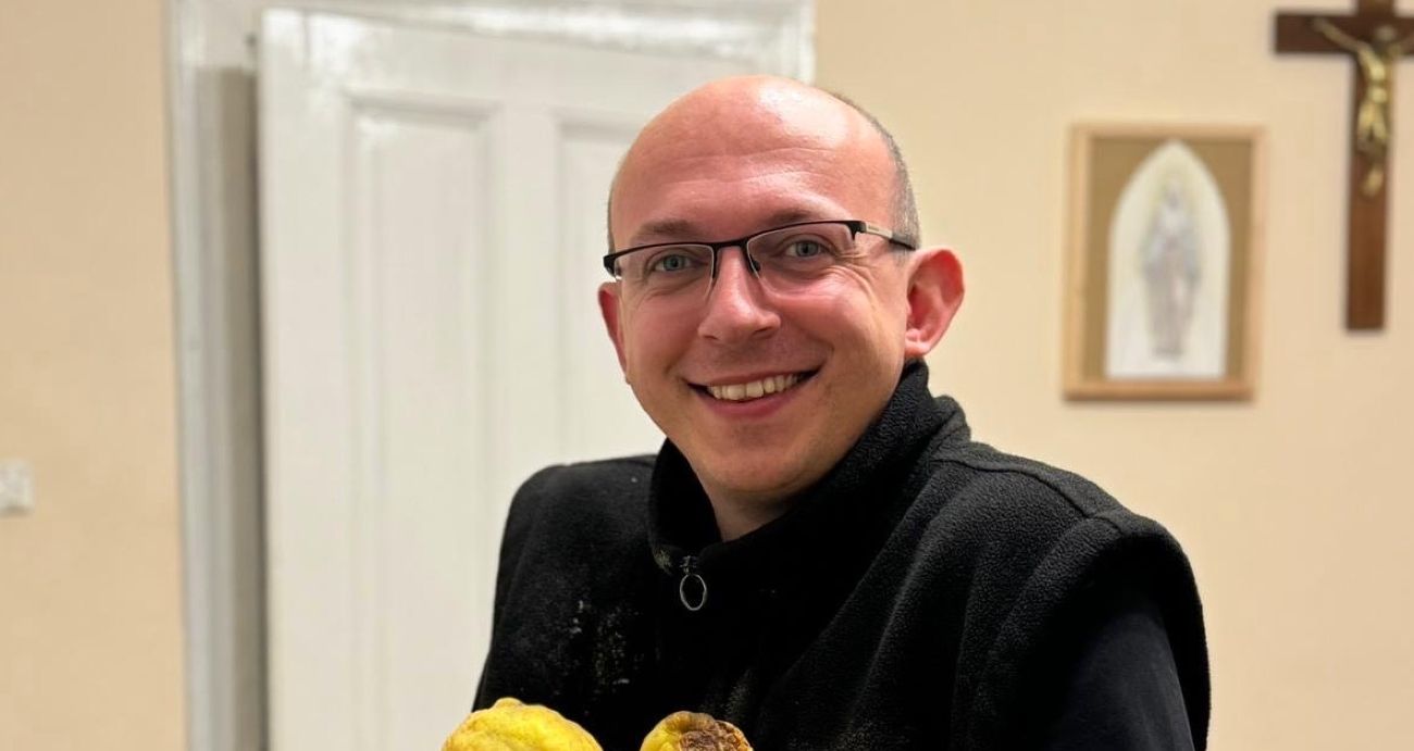 Całkowicie zmienił swe życie. Oto historia ojca Karola