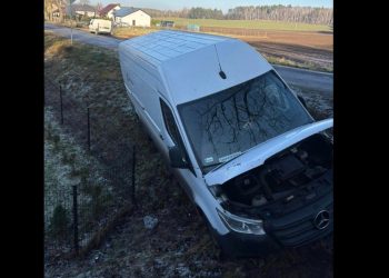 Wypadł z drogi, zatrzymał się w rowie