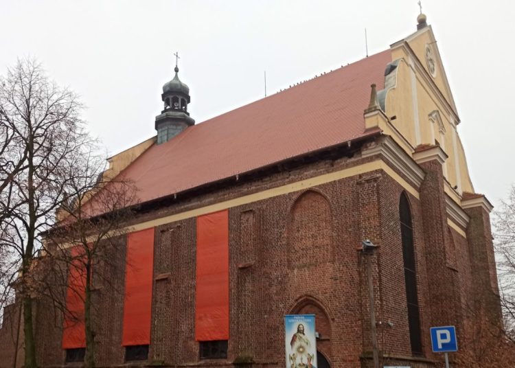 Wymiana dachu na kościele. Wkrótce prace znowu ruszą