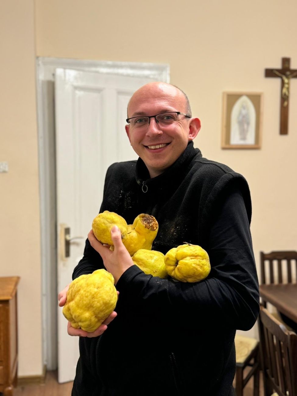 Całkowicie zmienił swe życie. Oto historia ojca Karola