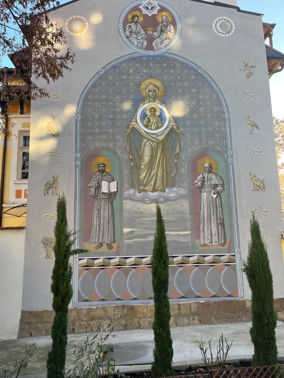 Całkowicie zmienił swe życie. Oto historia ojca Karola