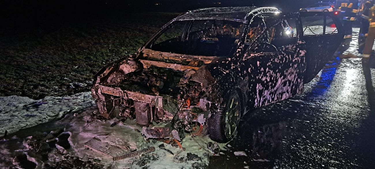 W nocy spłonęło auto