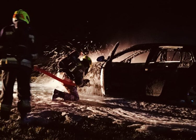 W nocy spłonęło auto