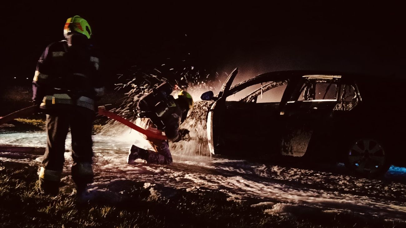 W nocy spłonęło auto