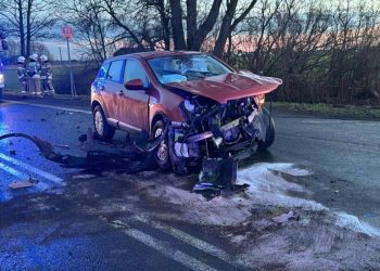 Groźnie na K92. Czołowo zderzyły się dwa auta