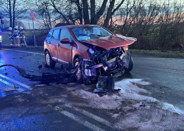 Groźnie na K92. Czołowo zderzyły się dwa auta