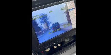 Mrugnął światłami, a tam… policja. Możesz być zaskoczony, jak to się skończyło