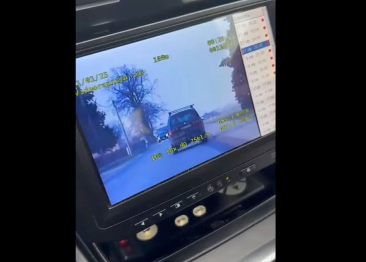 Mrugnął światłami, a tam… policja. Możesz być zaskoczony, jak to się skończyło