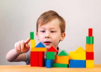 Jak klocki konstrukcyjne drewniane wspierają rozwój kreatywności?