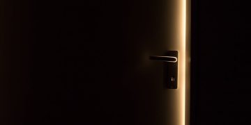 Jaki zawias dobrać do szklanych drzwi?