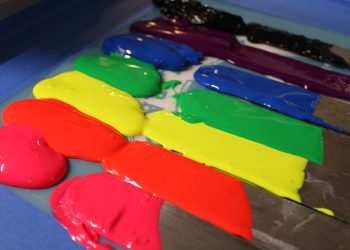 Dlaczego sitodruk to najlepszy wybór dla znakowania odzieży firmowej?