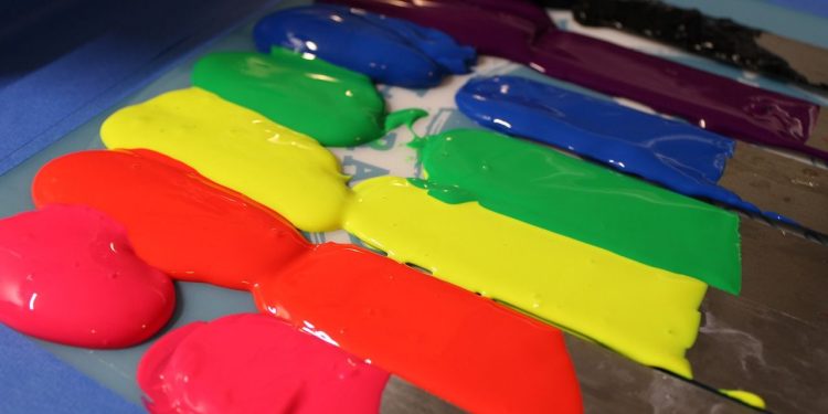 Dlaczego sitodruk to najlepszy wybór dla znakowania odzieży firmowej?