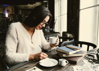 Chcesz pisać teksty, które sprzedają i angażują? Postaw na copywriting i rozwijaj swoją karierę!