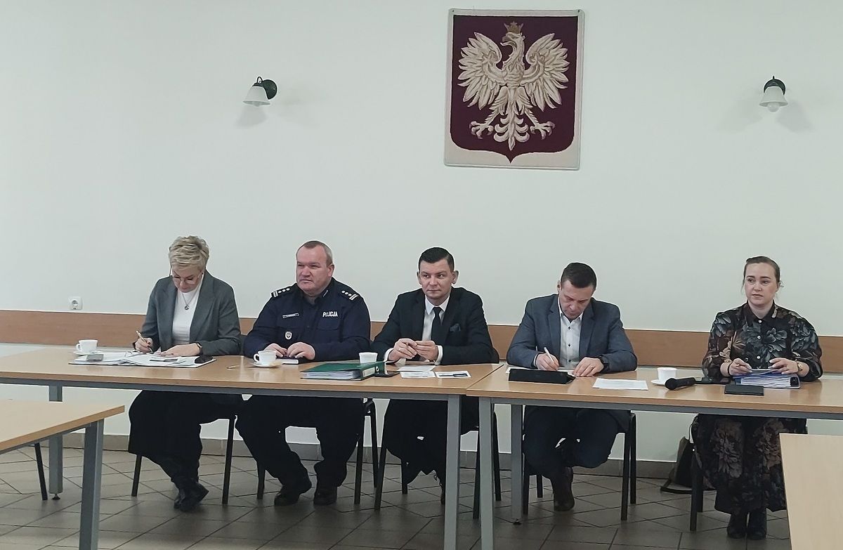 Policjanci debatowali w Ostrowitem