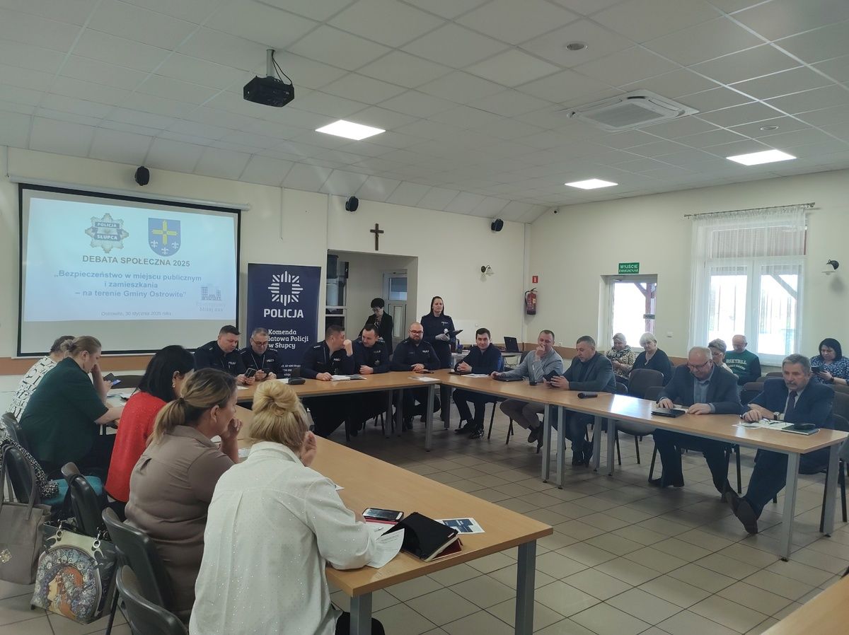 Policjanci debatowali w Ostrowitem