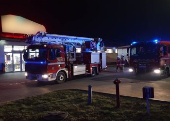 Kilka wozów strażackich w Cieninie. Co się stało?
