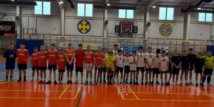 Futsalowe wicemistrzostwo trójki