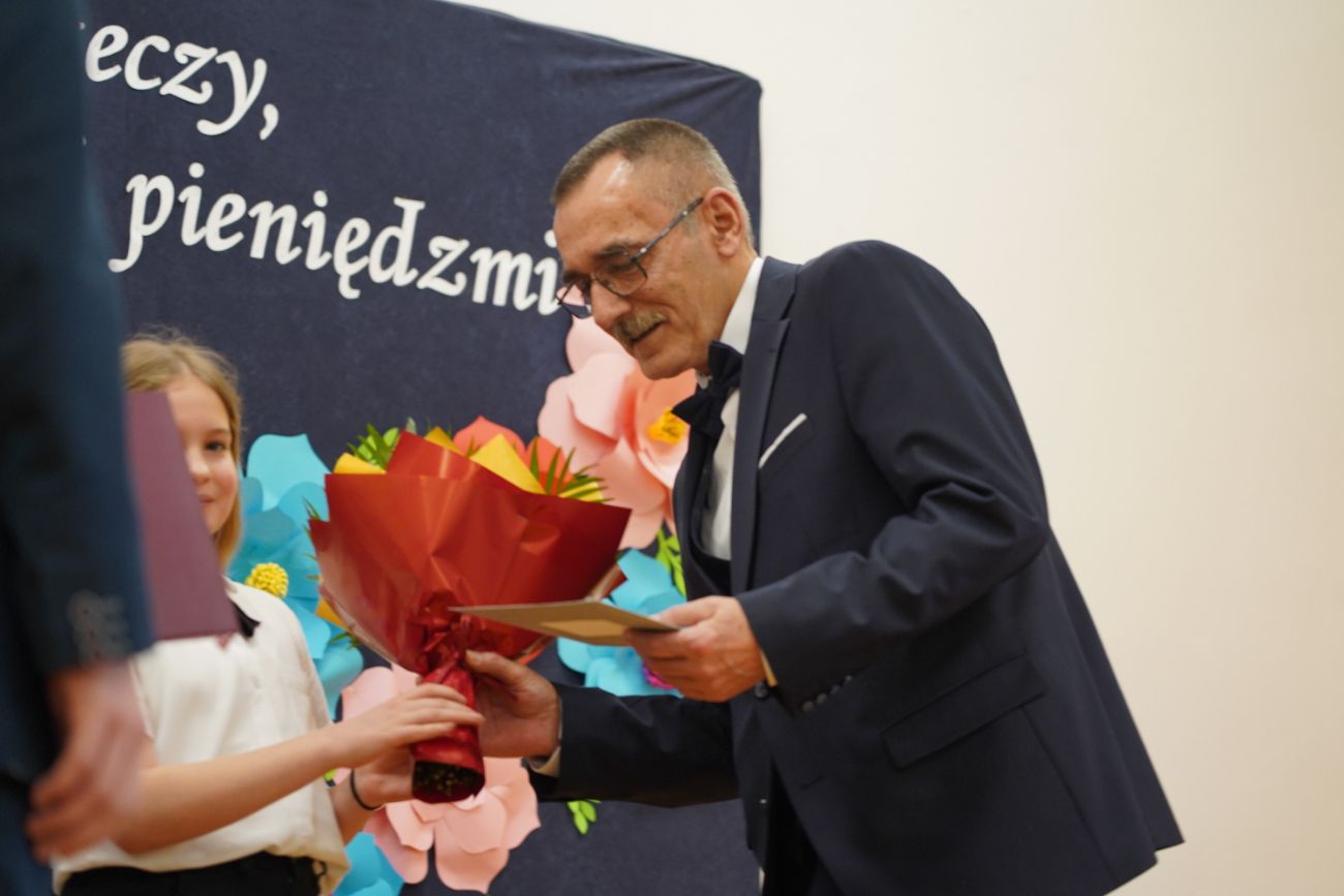 Pożegnał się ze szkołą, której 37 lat był dyrektorem