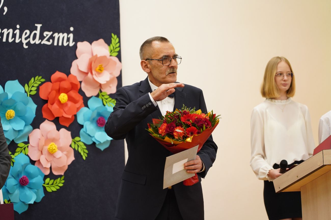 Pożegnał się ze szkołą, której 37 lat był dyrektorem