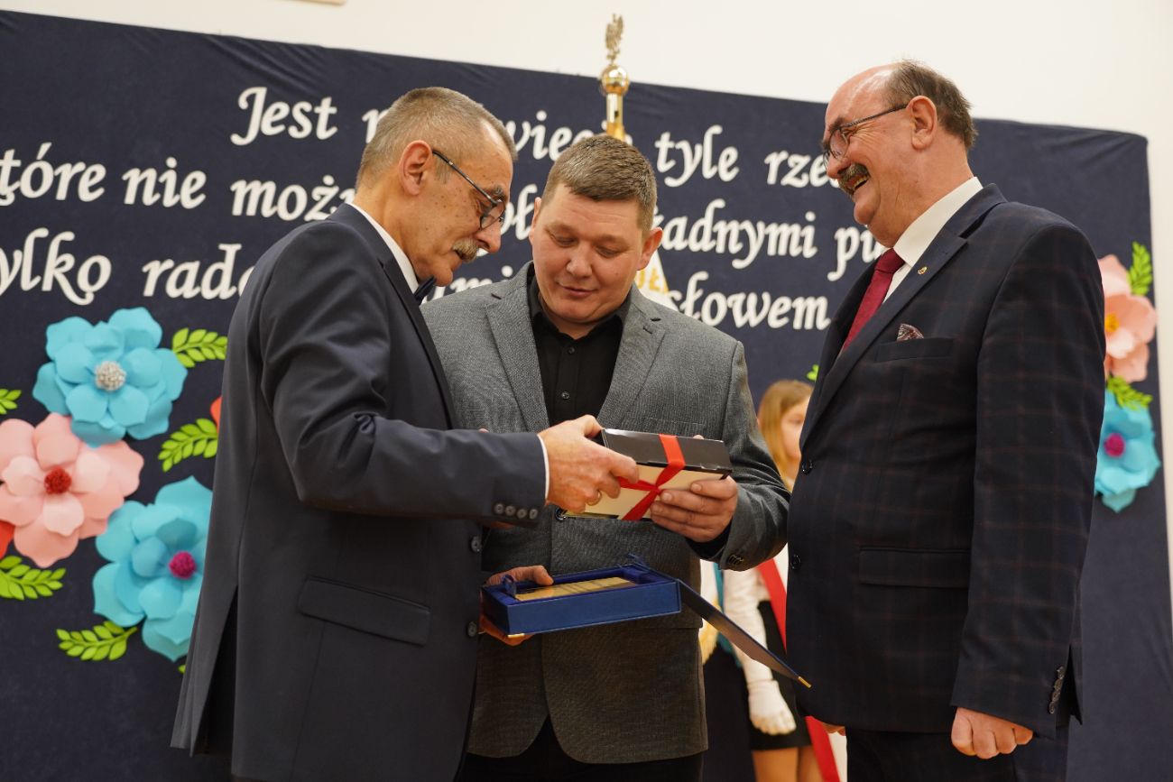 Pożegnał się ze szkołą, której 37 lat był dyrektorem