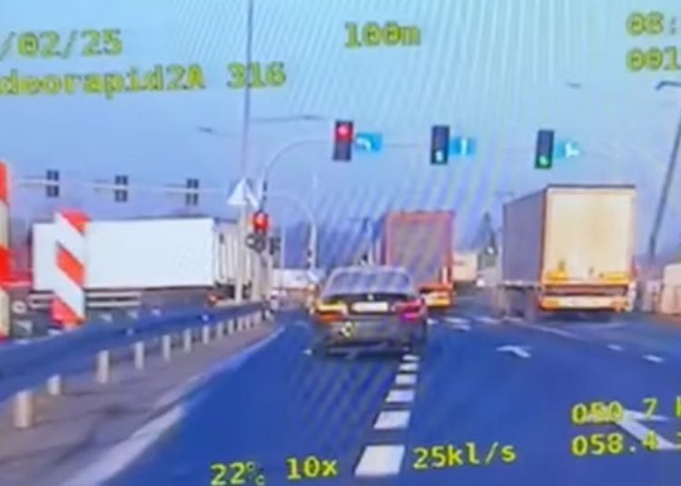 W okolicy: Przejechała na czerwonym. Policja wszystko nagrała