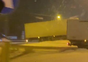 Fatalne warunki na drodze. Ciężarówka utknęła na rondzie FILM