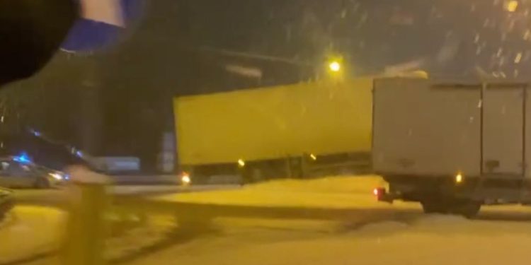 Fatalne warunki na drodze. Ciężarówka utknęła na rondzie FILM