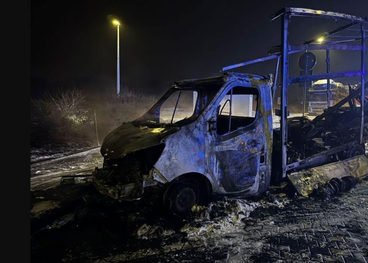 Samochód stanął w ogniu. Całkowicie spłonął