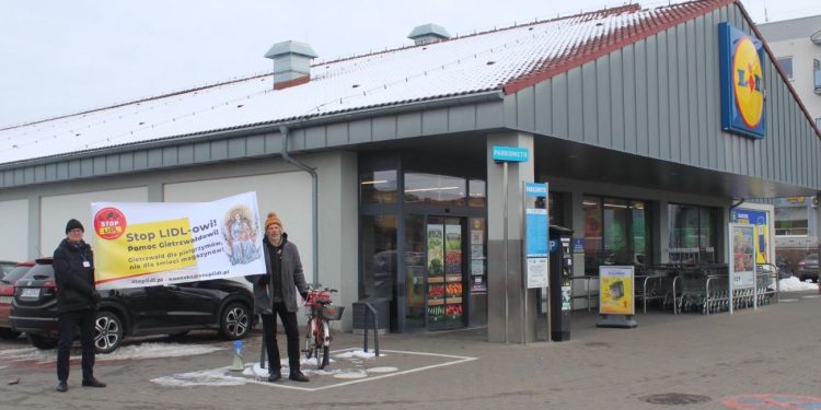 Protestowali przed słupeckim Lidlem. O co walczą?
