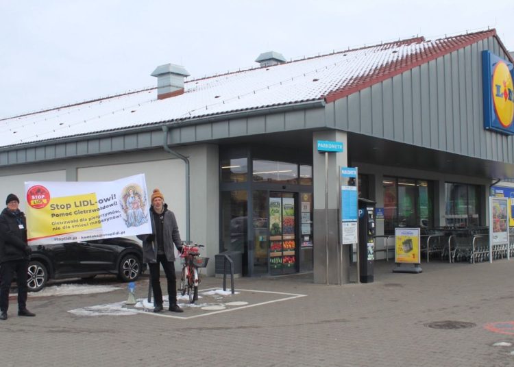 Protestowali przed słupeckim Lidlem. O co walczą?